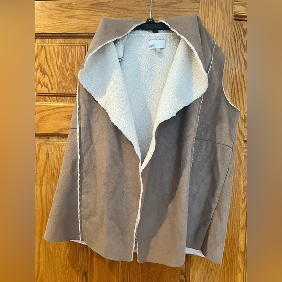 Nordstrom Rack - Faux, Sherpa & Suede Vest - Picture 9 of 12